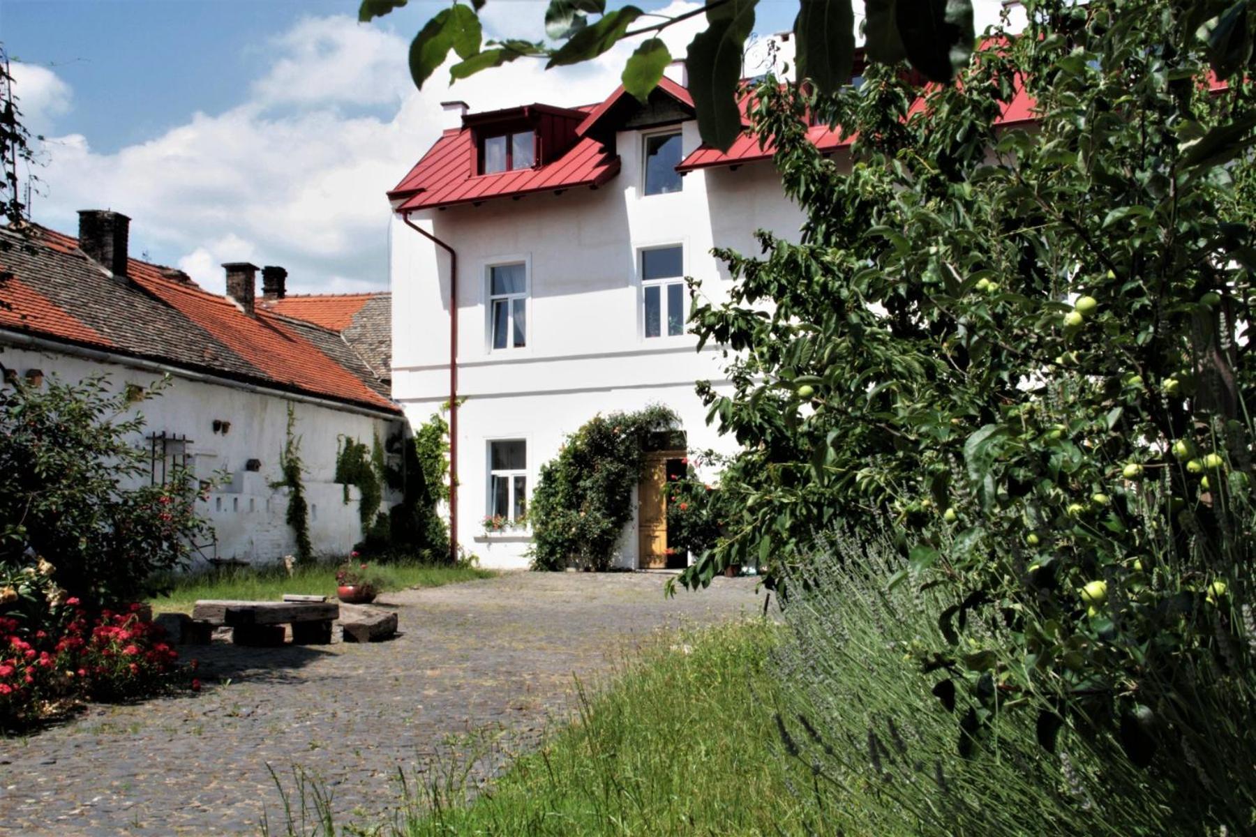 Gasthaus Dvorec Cerniv Exterior foto